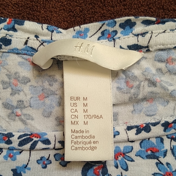 H&M Adorable ruffle sleeve top - Picture 3 of 3